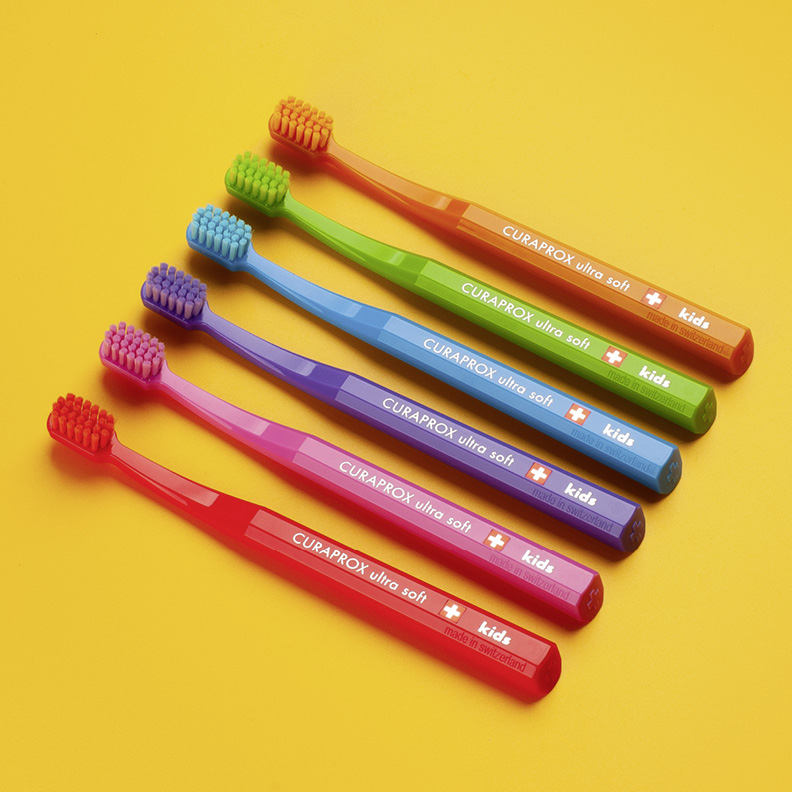 Набор зубных щеток Curaprox Kids 5500 Ultra Soft (3 шт.), (оранжевая, красная, зеленая)