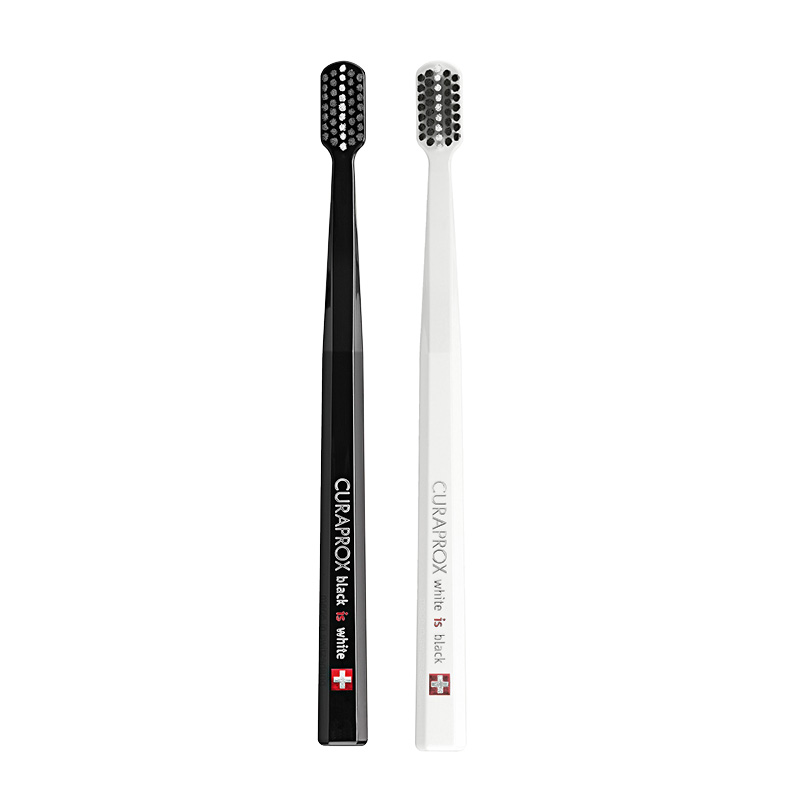 Набор ультрамягких зубных щеток Curaprox Black is White 8760 черная\белая, (2шт.)